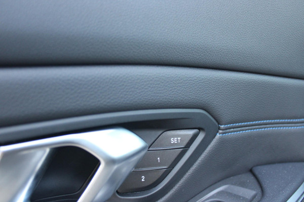 BMW 3 Serie Touring 320e 205PK M-SPORT | PANORAMISCH SCHUIF/KANTEL DAK | M-SPORT PAKKET INTERIEUR/EXTERIEUR | SFEER VERLICHTING | ELEKTRISCH BEDIENBARE VOORSTOELEN MET GEHEUGEN OP DE BESTUURDERSSTOEL | STOEL VERWARMING | HEAD UP DISPLAY | CRUISE CONTROL | NAVIGATIE | DRAADLOZE APPLE CARPLAY/ANDROID AUTO | DRAADLOZE TELEFOONLADER | 18" LICHTMETALEN VELGEN M-SPORT | 360° CAMERA | BMW LIVE DASHBOARD PROFESSIONAL | COMFORT ACCESS | SHADOW LINE PAKKET | FULL LED KOPLAMPEN | NAVIGATIE | CLIMATE CONTROL ACHTERIN |