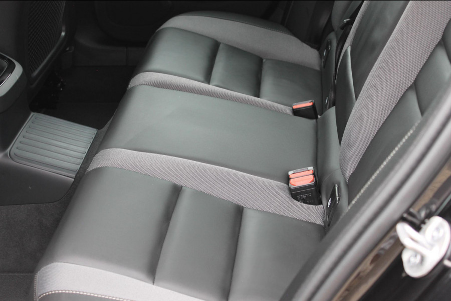 Volvo V60 T6 350PK Autm. Plug-in hybrid AWD Plus Dark Long Range / Google infotainment / Semi elekrisch wegklapbare trekhaak / Verwarmbare voorruit / Elektrisch bedienbare voorstoelen met geheugen / Verwarmbare voorstoelen