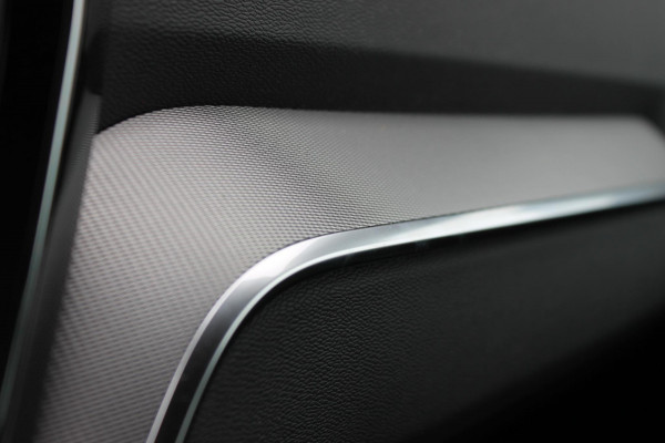 Volvo V60 T6 350PK Autm. Plug-in hybrid AWD Plus Dark Long Range / Google infotainment / Semi elekrisch wegklapbare trekhaak / Verwarmbare voorruit / Elektrisch bedienbare voorstoelen met geheugen / Verwarmbare voorstoelen