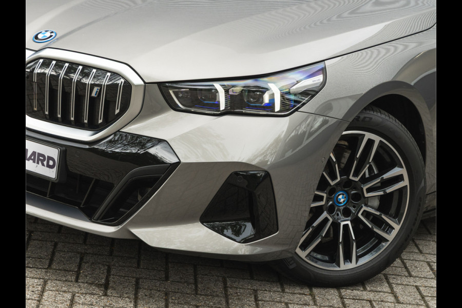 BMW i5 xDrive40 M-Sport - Onderstel Prof - Trekhaak - Bowers & Wilkins - Driving Ass Prof BMW i5 xDrive40 M-Sport - Onderstel Prof - Trekhaak - Bowers & Wilkins - Driving Ass Prof