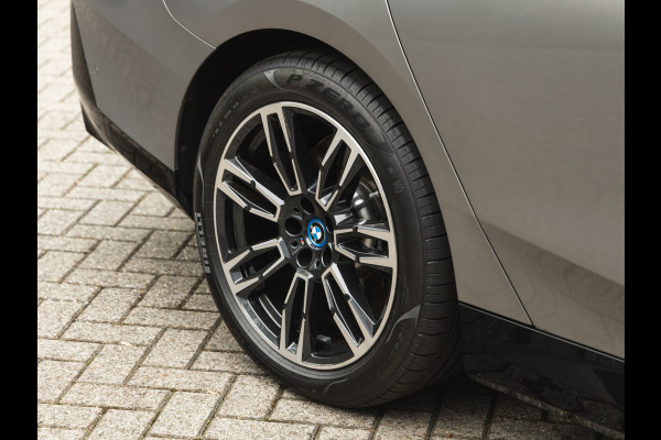 BMW i5 xDrive40 M-Sport - Onderstel Prof - Trekhaak - Bowers & Wilkins - Driving Ass Prof BMW i5 xDrive40 M-Sport - Onderstel Prof - Trekhaak - Bowers & Wilkins - Driving Ass Prof