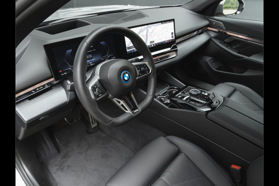 BMW i5 xDrive40 M-Sport - Onderstel Prof - Trekhaak - Bowers & Wilkins - Driving Ass Prof BMW i5 xDrive40 M-Sport - Onderstel Prof - Trekhaak - Bowers & Wilkins - Driving Ass Prof