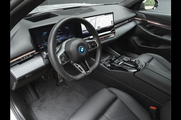BMW i5 xDrive40 M-Sport - Onderstel Prof - Trekhaak - Bowers & Wilkins - Driving Ass Prof BMW i5 xDrive40 M-Sport - Onderstel Prof - Trekhaak - Bowers & Wilkins - Driving Ass Prof