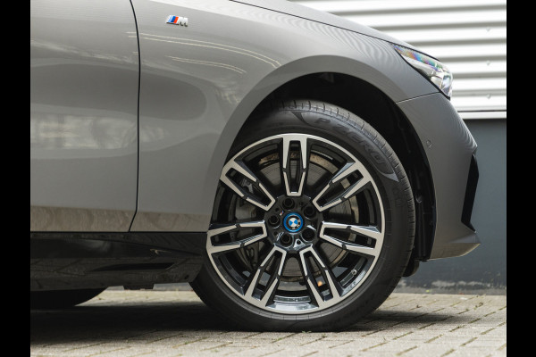 BMW i5 xDrive40 M-Sport - Onderstel Prof - Trekhaak - Bowers & Wilkins - Driving Ass Prof BMW i5 xDrive40 M-Sport - Onderstel Prof - Trekhaak - Bowers & Wilkins - Driving Ass Prof