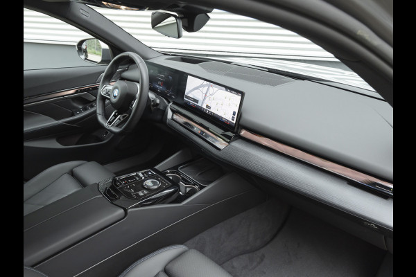 BMW i5 xDrive40 M-Sport - Onderstel Prof - Trekhaak - Bowers & Wilkins - Driving Ass Prof BMW i5 xDrive40 M-Sport - Onderstel Prof - Trekhaak - Bowers & Wilkins - Driving Ass Prof