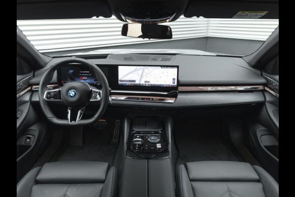 BMW i5 xDrive40 M-Sport - Onderstel Prof - Trekhaak - Bowers & Wilkins - Driving Ass Prof BMW i5 xDrive40 M-Sport - Onderstel Prof - Trekhaak - Bowers & Wilkins - Driving Ass Prof