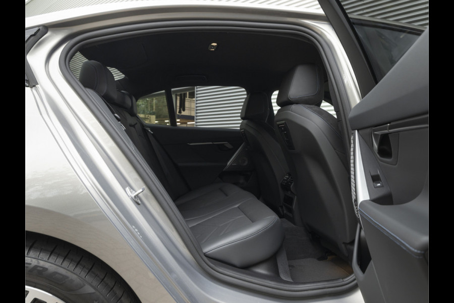 BMW i5 xDrive40 M-Sport - Onderstel Prof - Trekhaak - Bowers & Wilkins - Driving Ass Prof BMW i5 xDrive40 M-Sport - Onderstel Prof - Trekhaak - Bowers & Wilkins - Driving Ass Prof