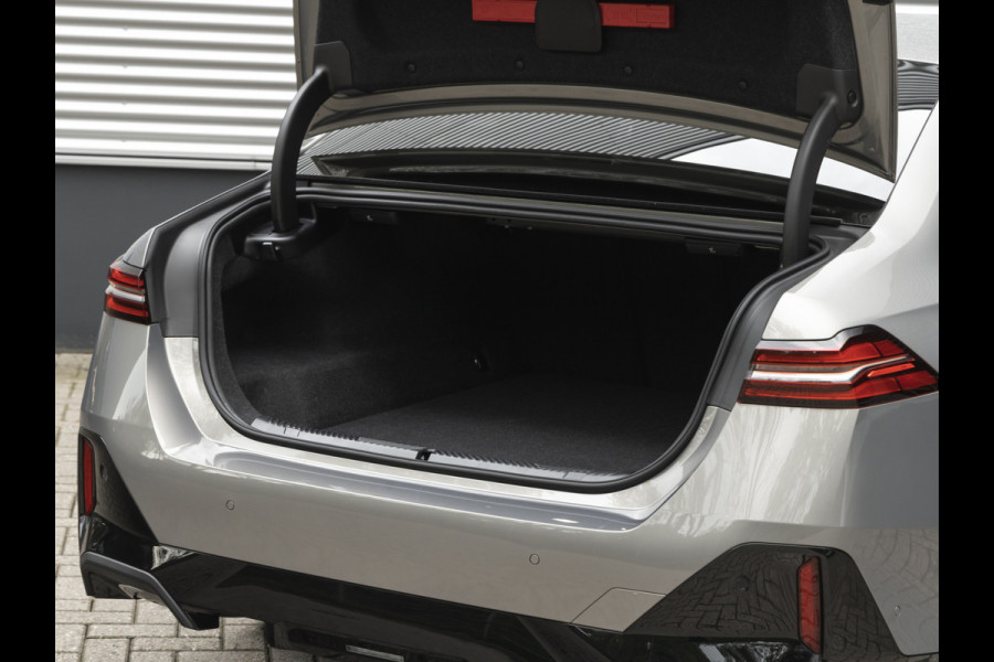 BMW i5 xDrive40 M-Sport - Onderstel Prof - Trekhaak - Bowers & Wilkins - Driving Ass Prof BMW i5 xDrive40 M-Sport - Onderstel Prof - Trekhaak - Bowers & Wilkins - Driving Ass Prof