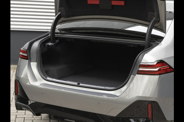 BMW i5 xDrive40 M-Sport - Onderstel Prof - Trekhaak - Bowers & Wilkins - Driving Ass Prof BMW i5 xDrive40 M-Sport - Onderstel Prof - Trekhaak - Bowers & Wilkins - Driving Ass Prof