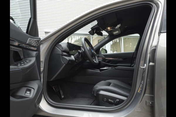BMW i5 xDrive40 M-Sport - Onderstel Prof - Trekhaak - Bowers & Wilkins - Driving Ass Prof BMW i5 xDrive40 M-Sport - Onderstel Prof - Trekhaak - Bowers & Wilkins - Driving Ass Prof