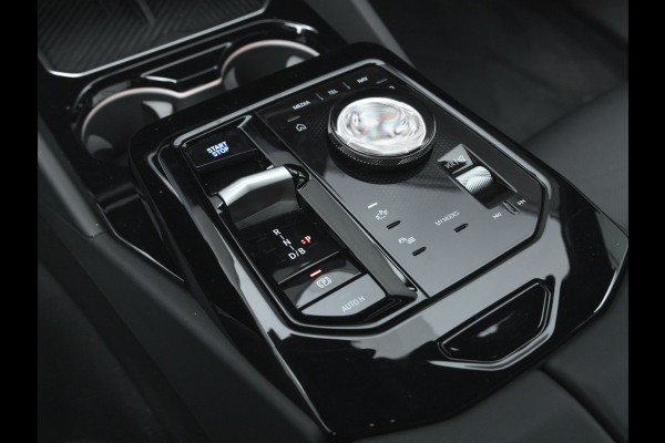 BMW i5 xDrive40 M-Sport - Onderstel Prof - Trekhaak - Bowers & Wilkins - Driving Ass Prof BMW i5 xDrive40 M-Sport - Onderstel Prof - Trekhaak - Bowers & Wilkins - Driving Ass Prof