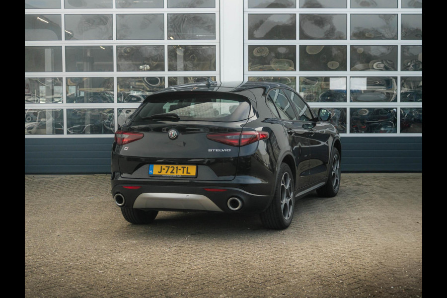 Alfa Romeo Stelvio 2.0 Turbo Aut. AWD 200pk Super | Navi | Apple Carplay | 19" | Winter Pack | Camera | Xenon | Elektr. A-Klep Alfa Romeo Stelvio 2.0 Turbo Aut. AWD 200pk Super | Navi | Apple Carplay | 19" | Winter Pack | Camera | Xenon | Elektr. A-Klep
