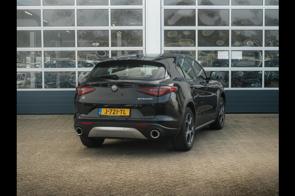 Alfa Romeo Stelvio 2.0 Turbo Aut. AWD 200pk Super | Navi | Apple Carplay | 19" | Winter Pack | Camera | Xenon | Elektr. A-Klep Alfa Romeo Stelvio 2.0 Turbo Aut. AWD 200pk Super | Navi | Apple Carplay | 19" | Winter Pack | Camera | Xenon | Elektr. A-Klep