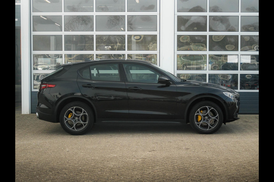 Alfa Romeo Stelvio 2.0 Turbo Aut. AWD 200pk Super | Navi | Apple Carplay | 19" | Winter Pack | Camera | Xenon | Elektr. A-Klep Alfa Romeo Stelvio 2.0 Turbo Aut. AWD 200pk Super | Navi | Apple Carplay | 19" | Winter Pack | Camera | Xenon | Elektr. A-Klep