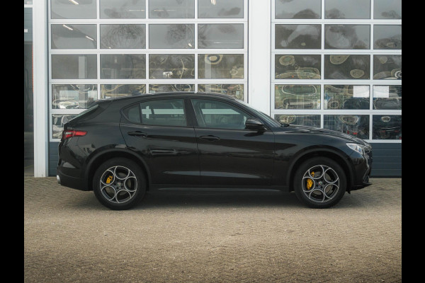 Alfa Romeo Stelvio 2.0 Turbo Aut. AWD 200pk Super | Navi | Apple Carplay | 19" | Winter Pack | Camera | Xenon | Elektr. A-Klep Alfa Romeo Stelvio 2.0 Turbo Aut. AWD 200pk Super | Navi | Apple Carplay | 19" | Winter Pack | Camera | Xenon | Elektr. A-Klep