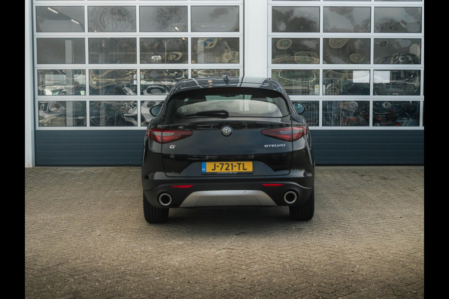 Alfa Romeo Stelvio 2.0 Turbo Aut. AWD 200pk Super | Navi | Apple Carplay | 19" | Winter Pack | Camera | Xenon | Elektr. A-Klep Alfa Romeo Stelvio 2.0 Turbo Aut. AWD 200pk Super | Navi | Apple Carplay | 19" | Winter Pack | Camera | Xenon | Elektr. A-Klep