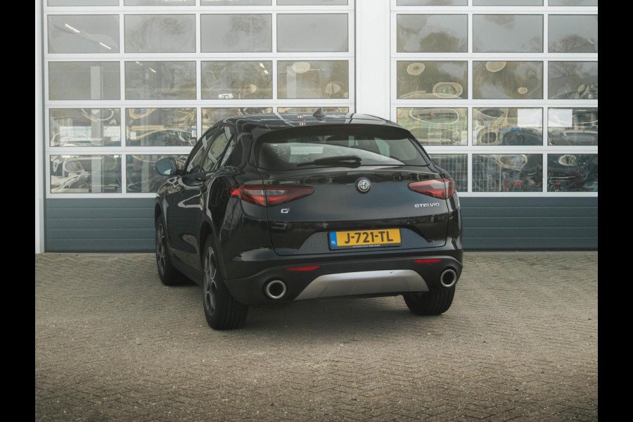 Alfa Romeo Stelvio 2.0 Turbo Aut. AWD 200pk Super | Navi | Apple Carplay | 19" | Winter Pack | Camera | Xenon | Elektr. A-Klep Alfa Romeo Stelvio 2.0 Turbo Aut. AWD 200pk Super | Navi | Apple Carplay | 19" | Winter Pack | Camera | Xenon | Elektr. A-Klep