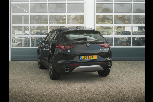 Alfa Romeo Stelvio 2.0 Turbo Aut. AWD 200pk Super | Navi | Apple Carplay | 19" | Winter Pack | Camera | Xenon | Elektr. A-Klep Alfa Romeo Stelvio 2.0 Turbo Aut. AWD 200pk Super | Navi | Apple Carplay | 19" | Winter Pack | Camera | Xenon | Elektr. A-Klep