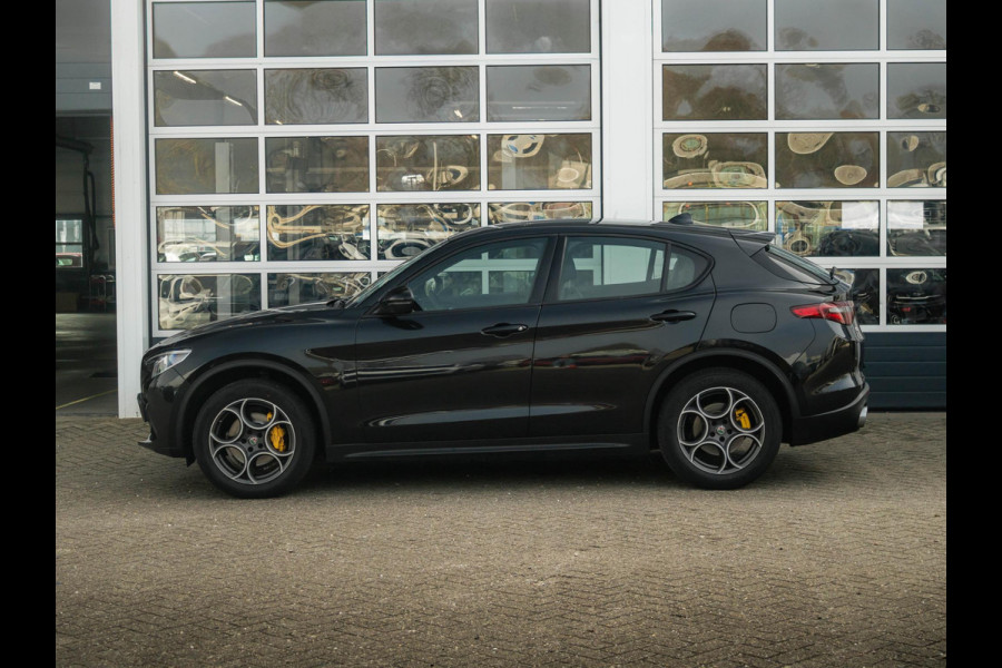 Alfa Romeo Stelvio 2.0 Turbo Aut. AWD 200pk Super | Navi | Apple Carplay | 19" | Winter Pack | Camera | Xenon | Elektr. A-Klep Alfa Romeo Stelvio 2.0 Turbo Aut. AWD 200pk Super | Navi | Apple Carplay | 19" | Winter Pack | Camera | Xenon | Elektr. A-Klep