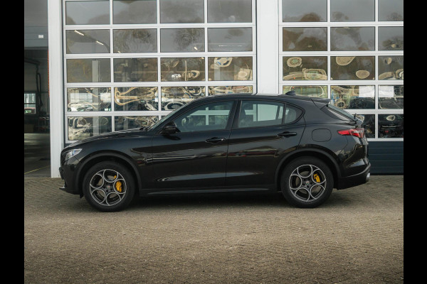 Alfa Romeo Stelvio 2.0 Turbo Aut. AWD 200pk Super | Navi | Apple Carplay | 19" | Winter Pack | Camera | Xenon | Elektr. A-Klep Alfa Romeo Stelvio 2.0 Turbo Aut. AWD 200pk Super | Navi | Apple Carplay | 19" | Winter Pack | Camera | Xenon | Elektr. A-Klep