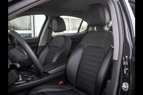 Alfa Romeo Stelvio 2.0 Turbo Aut. AWD 200pk Super | Navi | Apple Carplay | 19" | Winter Pack | Camera | Xenon | Elektr. A-Klep Alfa Romeo Stelvio 2.0 Turbo Aut. AWD 200pk Super | Navi | Apple Carplay | 19" | Winter Pack | Camera | Xenon | Elektr. A-Klep