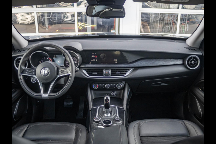 Alfa Romeo Stelvio 2.0 Turbo Aut. AWD 200pk Super | Navi | Apple Carplay | 19" | Winter Pack | Camera | Xenon | Elektr. A-Klep Alfa Romeo Stelvio 2.0 Turbo Aut. AWD 200pk Super | Navi | Apple Carplay | 19" | Winter Pack | Camera | Xenon | Elektr. A-Klep