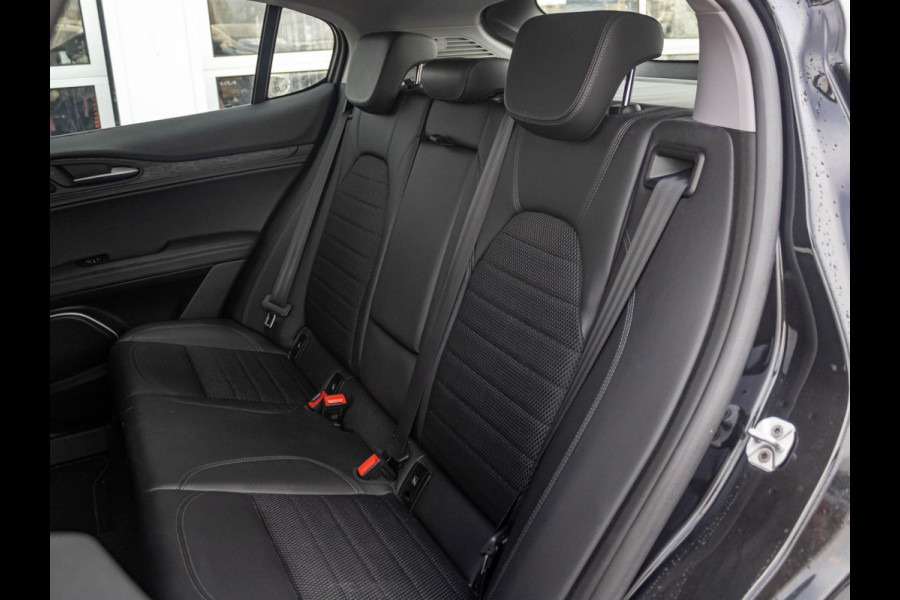 Alfa Romeo Stelvio 2.0 Turbo Aut. AWD 200pk Super | Navi | Apple Carplay | 19" | Winter Pack | Camera | Xenon | Elektr. A-Klep Alfa Romeo Stelvio 2.0 Turbo Aut. AWD 200pk Super | Navi | Apple Carplay | 19" | Winter Pack | Camera | Xenon | Elektr. A-Klep
