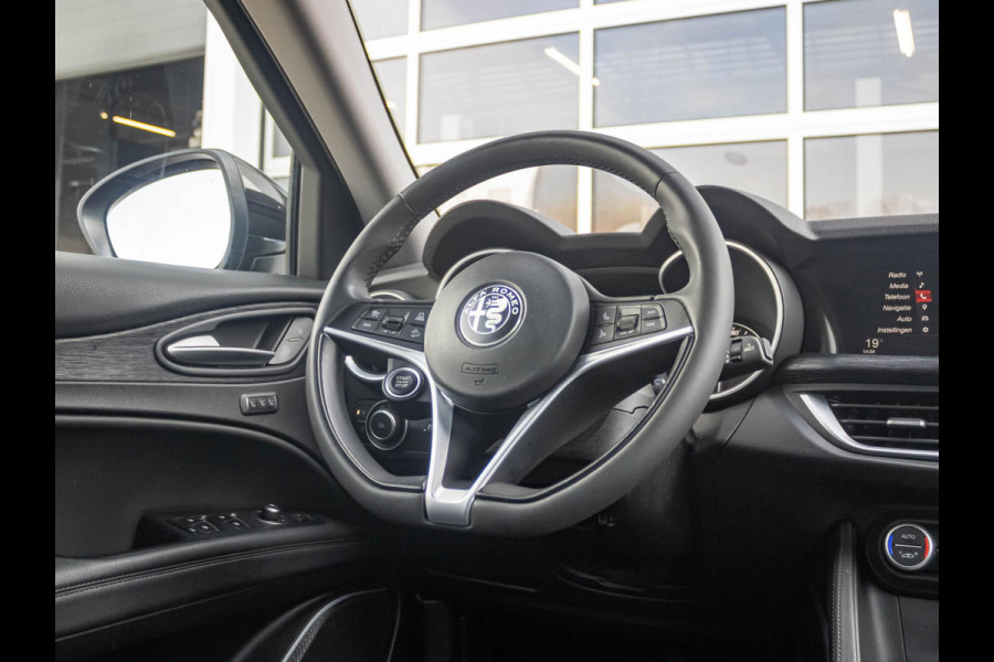 Alfa Romeo Stelvio 2.0 Turbo Aut. AWD 200pk Super | Navi | Apple Carplay | 19" | Winter Pack | Camera | Xenon | Elektr. A-Klep Alfa Romeo Stelvio 2.0 Turbo Aut. AWD 200pk Super | Navi | Apple Carplay | 19" | Winter Pack | Camera | Xenon | Elektr. A-Klep