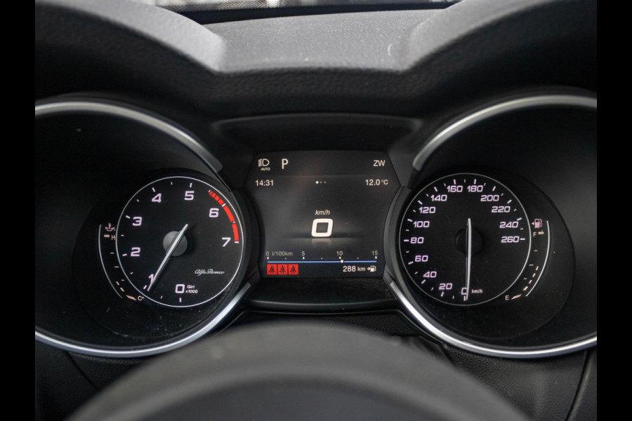 Alfa Romeo Stelvio 2.0 Turbo Aut. AWD 200pk Super | Navi | Apple Carplay | 19" | Winter Pack | Camera | Xenon | Elektr. A-Klep Alfa Romeo Stelvio 2.0 Turbo Aut. AWD 200pk Super | Navi | Apple Carplay | 19" | Winter Pack | Camera | Xenon | Elektr. A-Klep