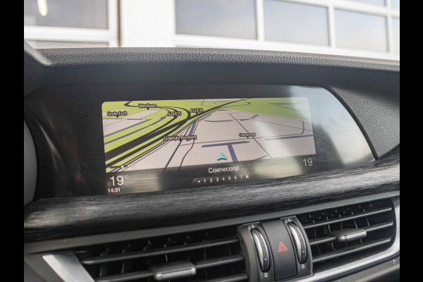 Alfa Romeo Stelvio 2.0 Turbo Aut. AWD 200pk Super | Navi | Apple Carplay | 19" | Winter Pack | Camera | Xenon | Elektr. A-Klep Alfa Romeo Stelvio 2.0 Turbo Aut. AWD 200pk Super | Navi | Apple Carplay | 19" | Winter Pack | Camera | Xenon | Elektr. A-Klep