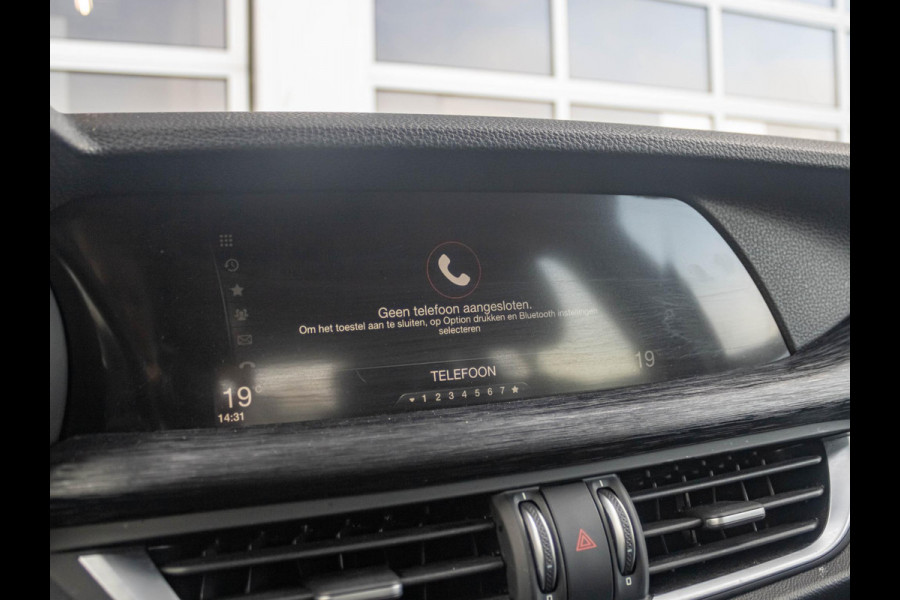 Alfa Romeo Stelvio 2.0 Turbo Aut. AWD 200pk Super | Navi | Apple Carplay | 19" | Winter Pack | Camera | Xenon | Elektr. A-Klep Alfa Romeo Stelvio 2.0 Turbo Aut. AWD 200pk Super | Navi | Apple Carplay | 19" | Winter Pack | Camera | Xenon | Elektr. A-Klep