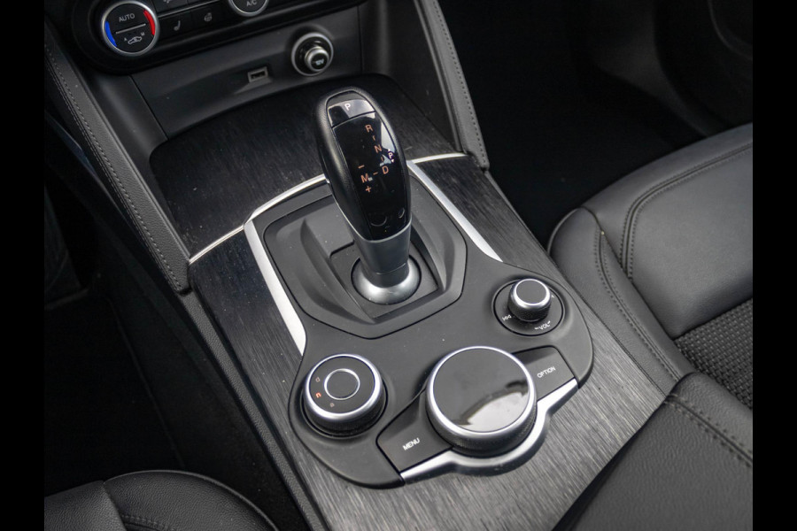 Alfa Romeo Stelvio 2.0 Turbo Aut. AWD 200pk Super | Navi | Apple Carplay | 19" | Winter Pack | Camera | Xenon | Elektr. A-Klep Alfa Romeo Stelvio 2.0 Turbo Aut. AWD 200pk Super | Navi | Apple Carplay | 19" | Winter Pack | Camera | Xenon | Elektr. A-Klep