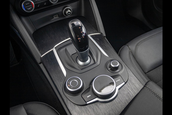 Alfa Romeo Stelvio 2.0 Turbo Aut. AWD 200pk Super | Navi | Apple Carplay | 19" | Winter Pack | Camera | Xenon | Elektr. A-Klep Alfa Romeo Stelvio 2.0 Turbo Aut. AWD 200pk Super | Navi | Apple Carplay | 19" | Winter Pack | Camera | Xenon | Elektr. A-Klep