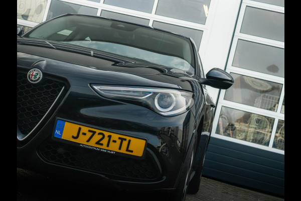 Alfa Romeo Stelvio 2.0 Turbo Aut. AWD 200pk Super | Navi | Apple Carplay | 19" | Winter Pack | Camera | Xenon | Elektr. A-Klep Alfa Romeo Stelvio 2.0 Turbo Aut. AWD 200pk Super | Navi | Apple Carplay | 19" | Winter Pack | Camera | Xenon | Elektr. A-Klep