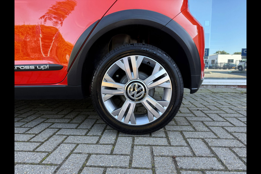 Volkswagen up! 1.0 BMT cross up! - Parkeerhulp - Climate - Cruise - Winterpakket - Org.NL