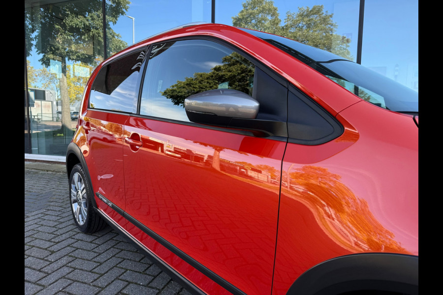 Volkswagen up! 1.0 BMT cross up! - Parkeerhulp - Climate - Cruise - Winterpakket - Org.NL
