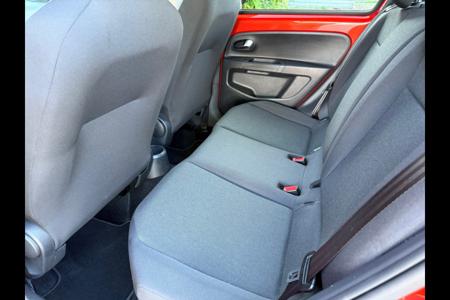 Volkswagen up! 1.0 BMT cross up! - Parkeerhulp - Climate - Cruise - Winterpakket - Org.NL