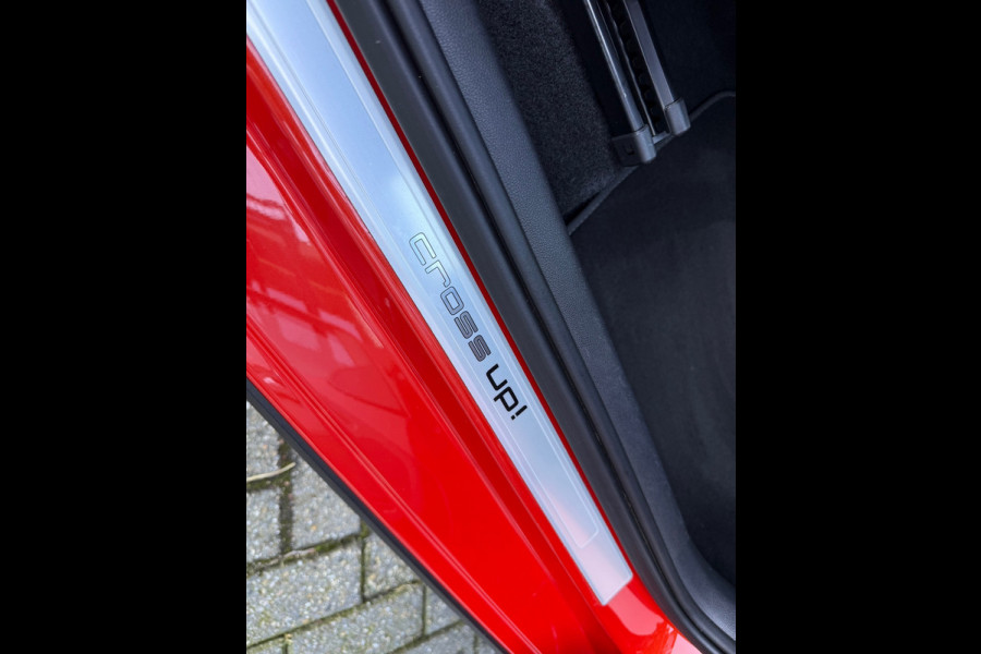Volkswagen up! 1.0 BMT cross up! - Parkeerhulp - Climate - Cruise - Winterpakket - Org.NL