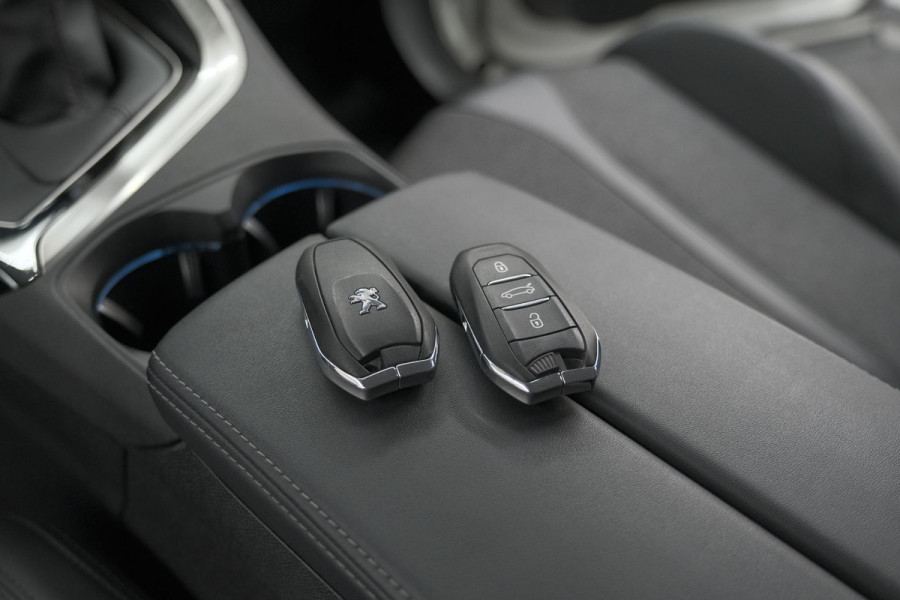 Peugeot 3008 PureTech 130 Allure | Camera | Dodehoekdetectie | Elektronische Kofferklep | Apple Carplay Peugeot 3008 PureTech 130 Allure | Camera | Dodehoekdetectie | Elektronische Kofferklep | Apple Carplay