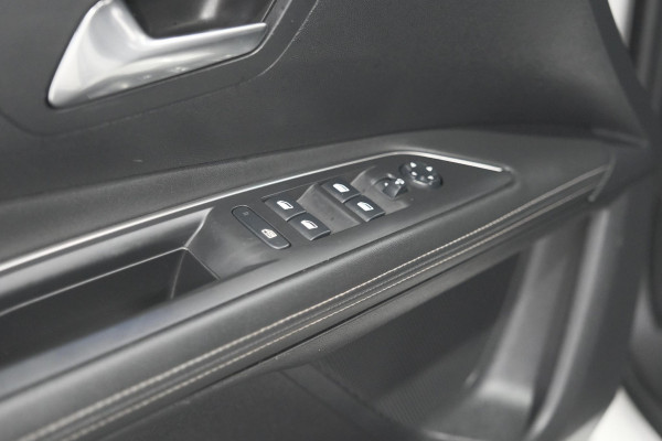 Peugeot 3008 PureTech 130 Allure | Camera | Dodehoekdetectie | Elektronische Kofferklep | Apple Carplay Peugeot 3008 PureTech 130 Allure | Camera | Dodehoekdetectie | Elektronische Kofferklep | Apple Carplay