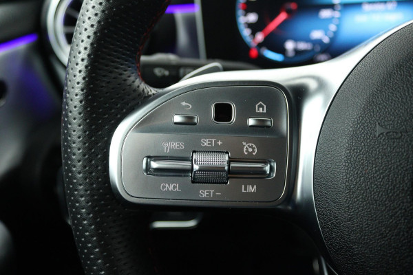 Mercedes-Benz A-Klasse 180 Business Solution AMG (SFEERVERLICHTING, STOELVERWARMING, CRUISE CONTROL, NAVIGATIE, SENSOREN)