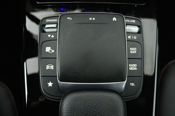 Mercedes-Benz A-Klasse 180 Business Solution AMG (SFEERVERLICHTING, STOELVERWARMING, CRUISE CONTROL, NAVIGATIE, SENSOREN)