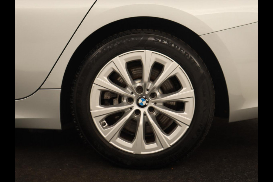 BMW 3 Serie Touring 330e | Keyless | Full LED | Carplay | Navigatie | Leder | Stoelverwarming | Camera | LMV 17 inch | Cruise control | Getint glas