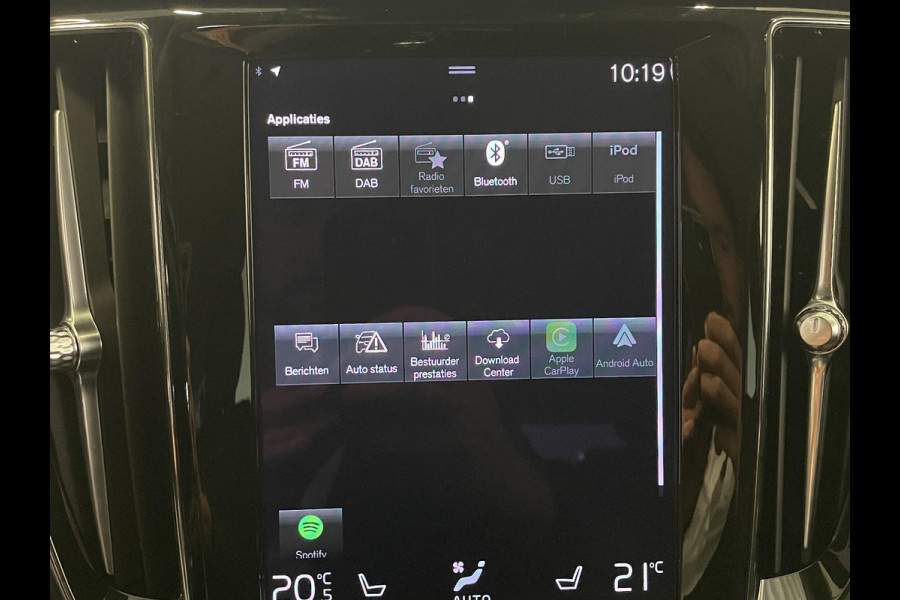 Volvo V60 2.0 T6 Recharge AWD R-Design Expression PHEV 340PK Airco ECC Navi Carplay PDC VA + Camera Full LED Trekhaak Privacy Glass Winter Pack Sensus connect High Performance Cruise Control