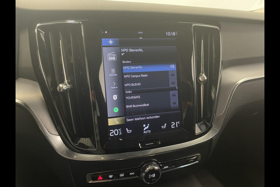 Volvo V60 2.0 T6 Recharge AWD R-Design Expression PHEV 340PK Airco ECC Navi Carplay PDC VA + Camera Full LED Trekhaak Privacy Glass Winter Pack Sensus connect High Performance Cruise Control