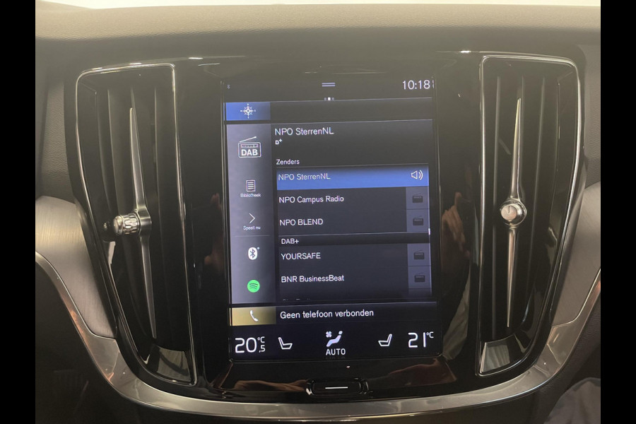 Volvo V60 2.0 T6 Recharge AWD R-Design Expression PHEV 340PK Airco ECC Navi Carplay PDC VA + Camera Full LED Trekhaak Privacy Glass Winter Pack Sensus connect High Performance Cruise Control