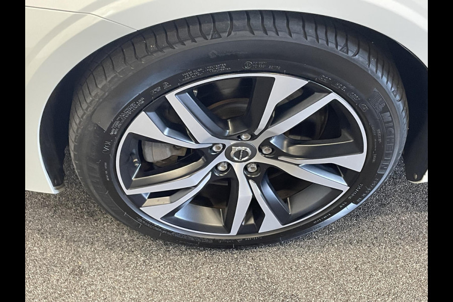 Volvo V60 2.0 T6 Recharge AWD R-Design Expression PHEV 340PK Airco ECC Navi Carplay PDC VA + Camera Full LED Trekhaak Privacy Glass Winter Pack Sensus connect High Performance Cruise Control