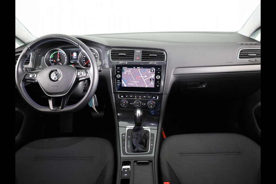 Volkswagen e-Golf E-DITION 136 pk | Navigatie | Parkeersensoren | Achteruitrijcamera | Adaptieve cruise control | Stoelverwarming |
