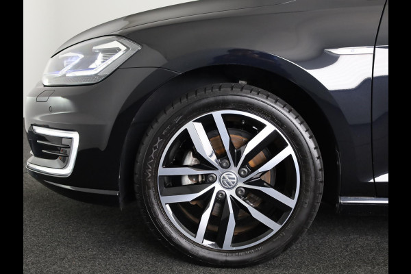 Volkswagen e-Golf E-DITION 136 pk | Navigatie | Parkeersensoren | Achteruitrijcamera | Adaptieve cruise control | Stoelverwarming |