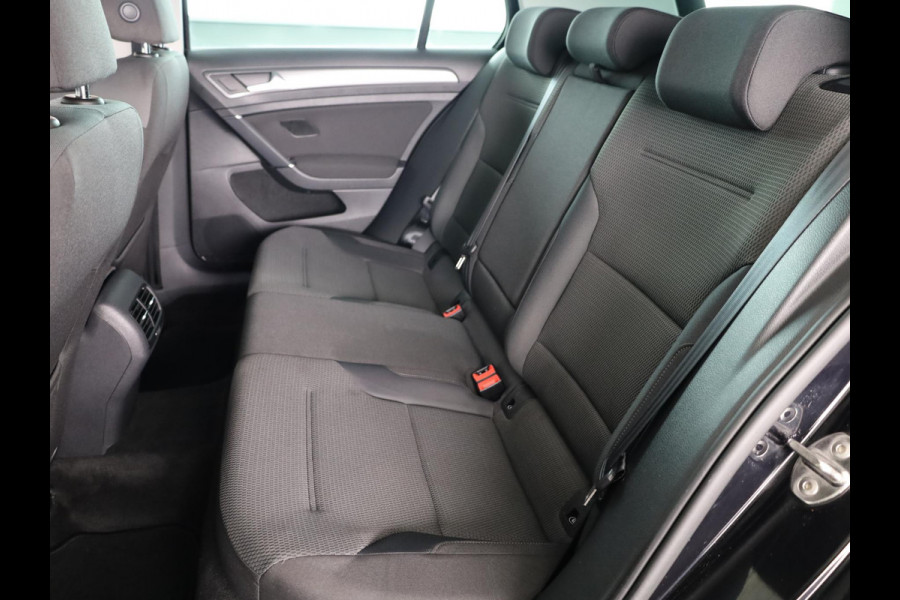 Volkswagen e-Golf E-DITION 136 pk | Navigatie | Parkeersensoren | Achteruitrijcamera | Adaptieve cruise control | Stoelverwarming |